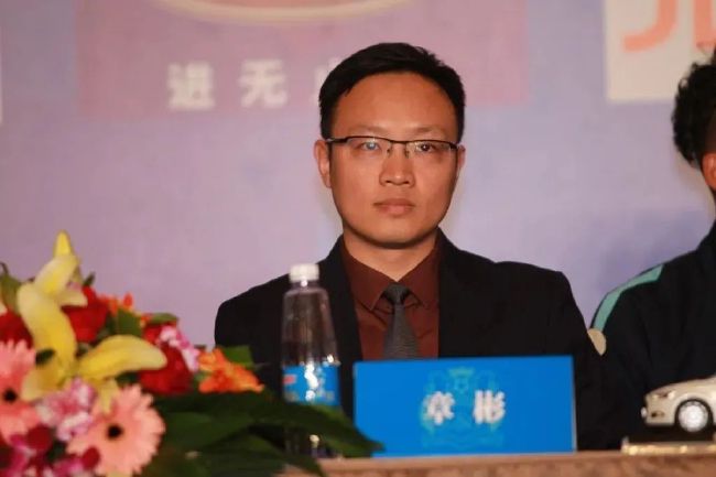 它带我走进了阳光，走上了银幕，所以我对它永远记忆犹新—一姜文和他那双英气的尖头靴。
